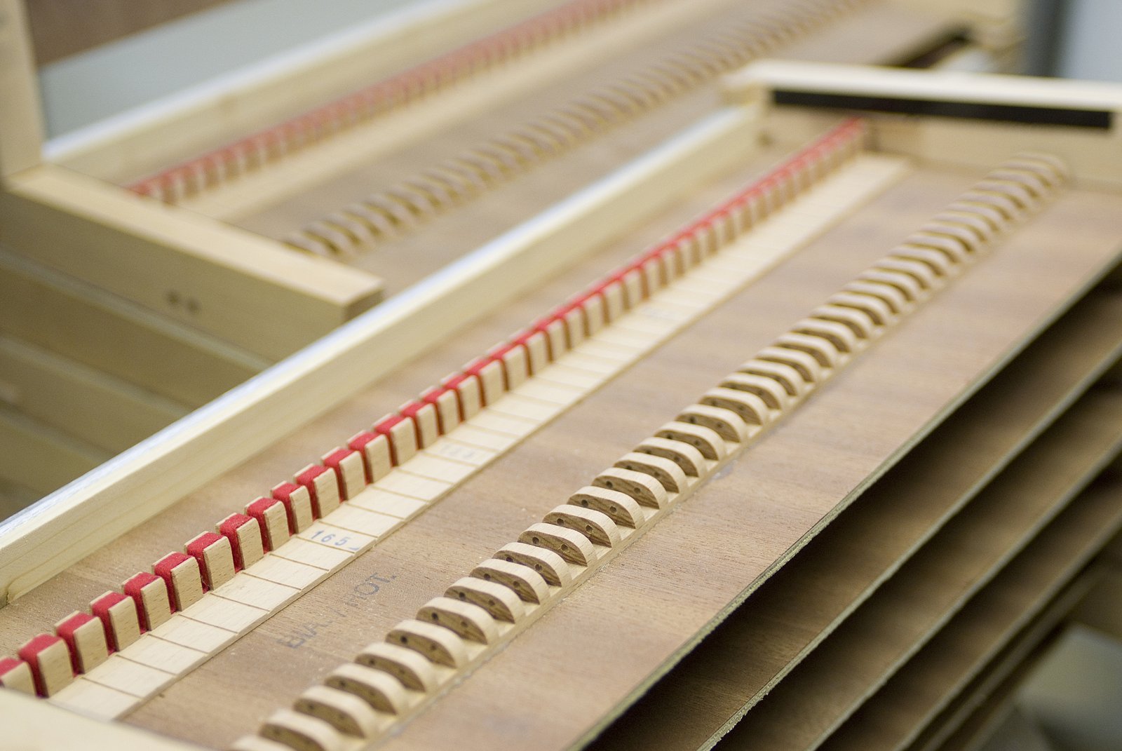 Stimmstöcke aus Holz in der Bugari-Produktion